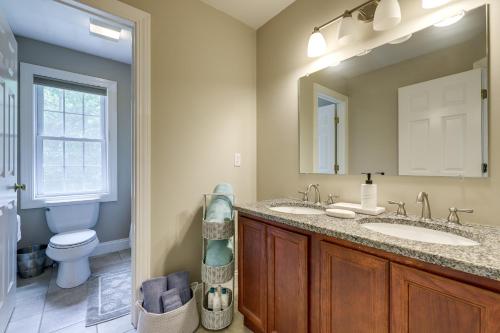 een badkamer met 2 wastafels en een toilet bij Spacious Connecticut Home - Deck, Grill and Fire Pit in Mystic
