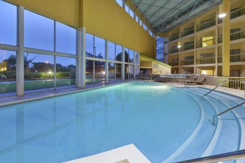 a large swimming pool in a large building at DoubleTree by Hilton Holland in Holland