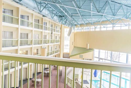 an image of the inside of a hospital building with a balcony at DoubleTree by Hilton Holland in Holland
