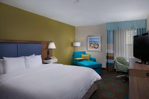 um quarto de hotel com uma cama e uma televisão em Hampton Inn Goldsboro em Goldsboro