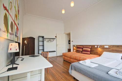 2 Bedroom Apartment (ABEMI) في برلين: غرفة نوم بسرير ومكتب في غرفة