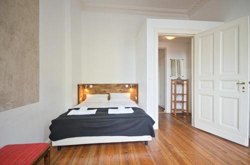 2 Bedroom Apartment (ABEMI) في برلين: غرفة نوم بها سرير عليه منشفتان