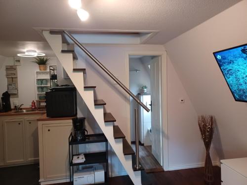 a staircase in a living room with a stair case at Ferienhaus Elbliebe - kleine Hunde bis 25 cm willkommen in Dannenberg