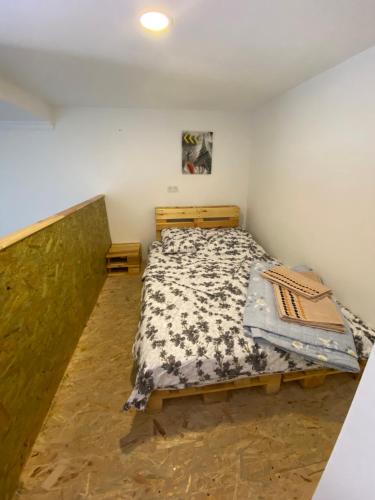 ein Schlafzimmer mit einem Bett in einem Zimmer in der Unterkunft Eli’s home in Bordschomi