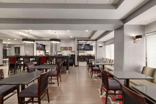 a restaurant with tables and chairs and a bar at Hampton Inn Greenville-Simpsonville in Simpsonville