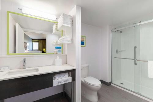 een badkamer met een wastafel, een toilet en een douche bij Hampton Inn Greenville-Simpsonville in Simpsonville