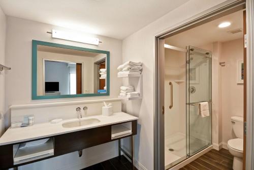 y baño con lavabo y ducha. en Hampton Inn & Suites Grants Pass, en Grants Pass