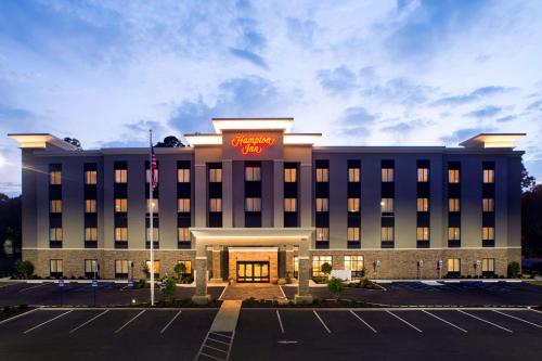 a hotel with a sign that reads the cherokee inn at Hampton Inn Gulf Shores in Gulf Shores