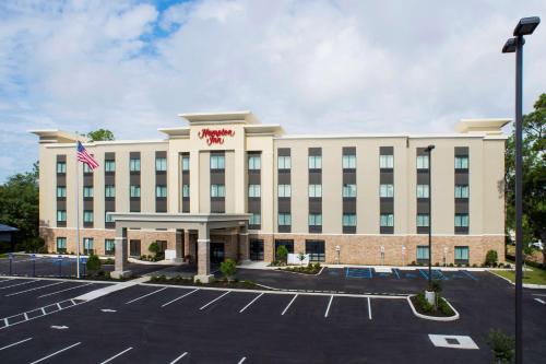 an exterior view of a hotel with an empty parking lot at Hampton Inn Gulf Shores in Gulf Shores