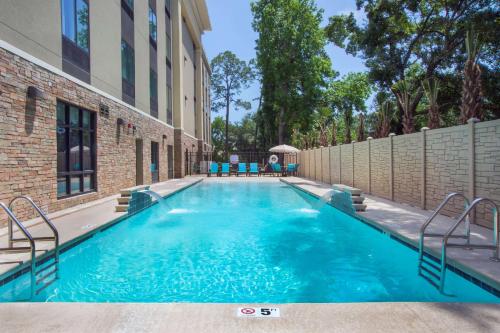a swimming pool in front of a building at Hampton Inn Gulf Shores in Gulf Shores