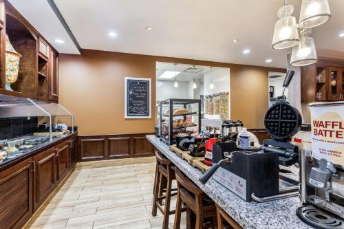 Kuchyň nebo kuchyňský kout v ubytování Hilton Garden Inn Gainesville