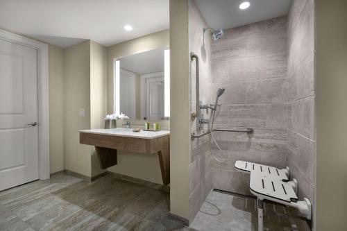 uma casa de banho com um chuveiro, um lavatório e um chuveiro em Hilton Grand Vacations Club Ocean Oak Resort Hilton Head em Hilton Head Island