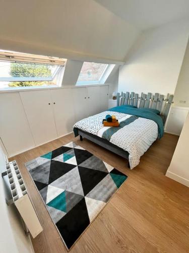 une chambre avec un lit et un sol à carreaux dans l'établissement La Capitainerie, au Tréport