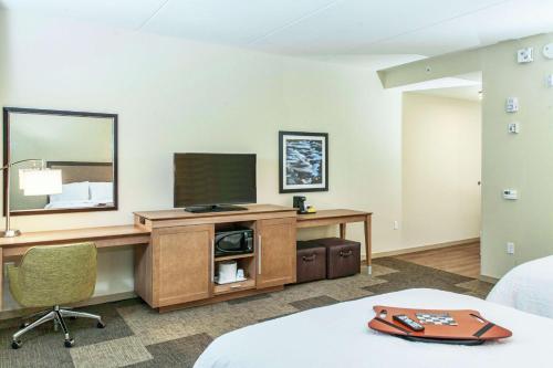 Μια τηλεόραση ή/και κέντρο ψυχαγωγίας στο Hampton Inn Hibbing