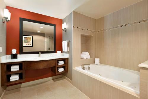 Phòng tắm tại Hilton Garden Inn Houston NW America Plaza