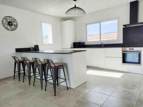 Afbeelding uit fotogalerij van Logement entier climatisé - piscine privée et chauffée 7 personnes, 3 chambres in Joyeuse