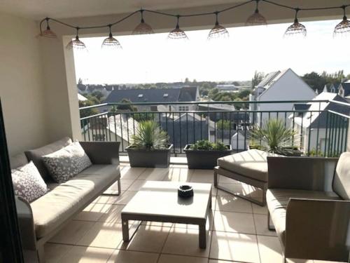 Photo de la galerie de l'établissement Superbe appartement de 120m2 et 2 balcons, à 10min à pieds de la plage - 3 chambres, au Pouliguen
