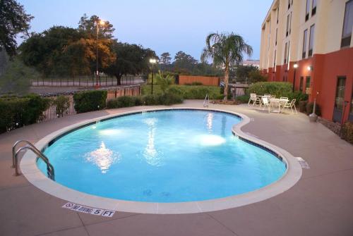 a swimming pool in the middle of a building at Hampton Inn Houston I-10 West-Energy Corridor in Houston