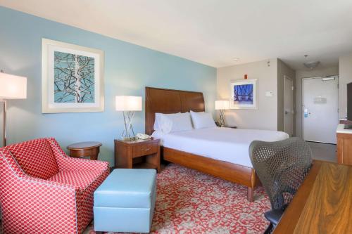 um quarto de hotel com uma cama e duas cadeiras em Hilton Garden Inn Nanuet em Nanuet