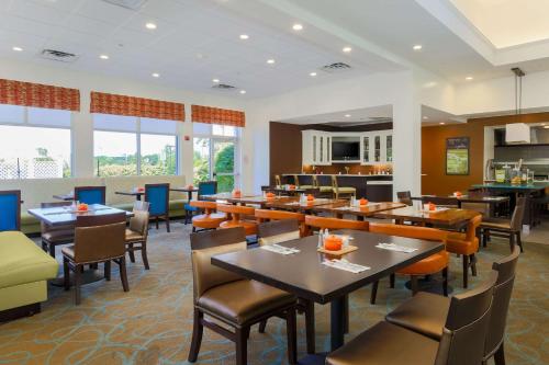 a dining room with tables and chairs in a restaurant at Hilton Garden Inn Nanuet in Nanuet