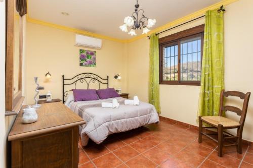 1 dormitorio con 1 cama, 1 mesa y 1 silla en Villa Las Palomas 2 en Frigiliana