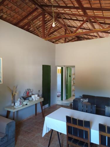 卡瓦爾坎特的住宿－Hostel do Cerrado，客厅配有桌椅