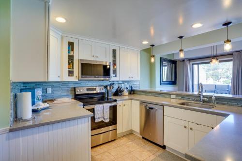 Una cocina o kitchenette en Family-Friendly Avalon Penthouse with Ocean View!