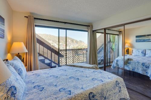 1 dormitorio con 2 camas y balcón en Family-Friendly Avalon Penthouse with Ocean View!, en Avalon