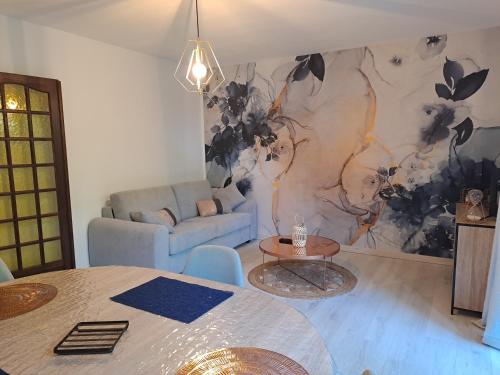 un salon avec un canapé et une table dans l'établissement T2 à 2min du centre +parking, à LʼIsle-sur-la-Sorgue