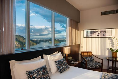 Postel nebo postele na pokoji v ubytování Golden Tulip Porto Vitória