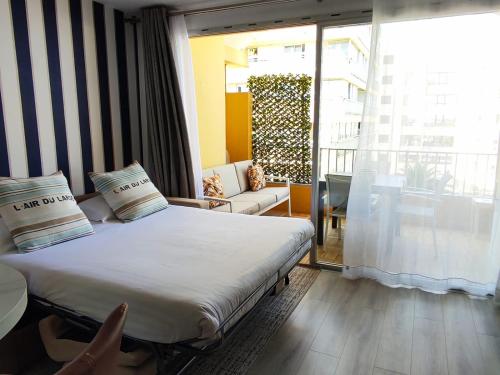 une chambre d'hôtel avec un lit et un balcon dans l'établissement Appart cosy calme Coté port & plage Canet, à Canet