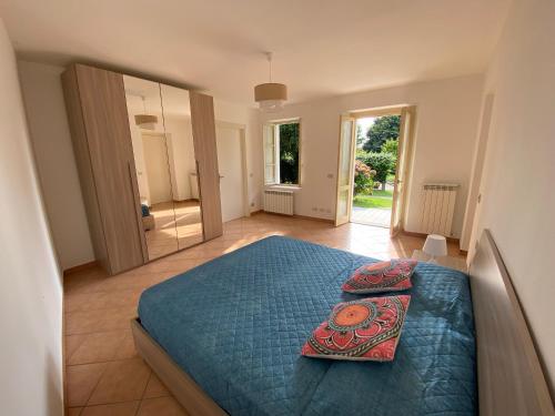 1 dormitorio con 1 cama azul y 2 almohadas en Villa Vanda, en Castelveccana