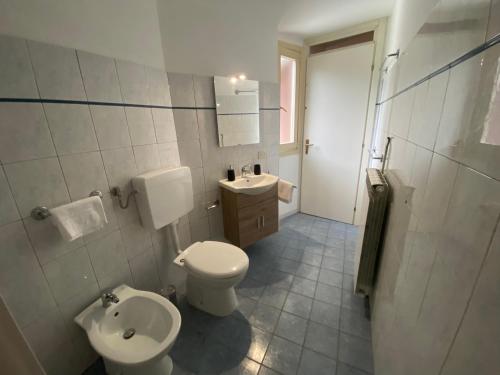 La salle de bains est pourvue de toilettes et d'un lavabo. dans l'établissement Villa Vanda, à Castelveccana