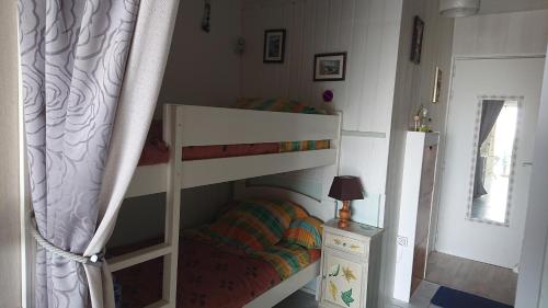 a bunk bed in a room with a bunk bed at les pieds dans l'eau in Les Boucholeurs
