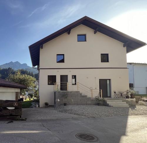 ein weißes Haus mit schwarzem Dach in der Unterkunft Ferienwohnung Natters - Your vacation base in Innsbruck