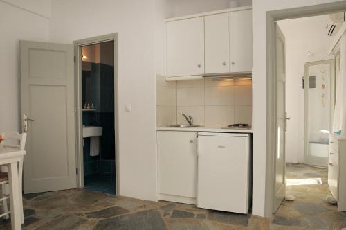 Kuchyň nebo kuchyňský kout v ubytování Amoudaki Apartments