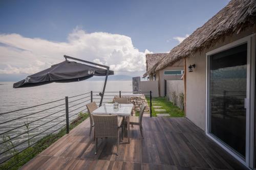 アヒヒクにあるNimue Marina Residenceの木製デッキ(テーブル、傘付)