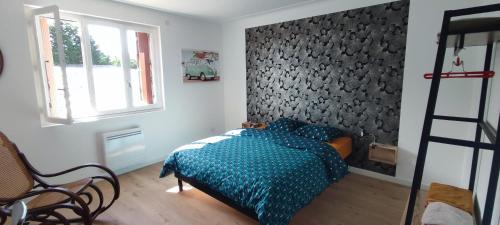 a bedroom with a bed and a window and a ladder at Bel appartement lumineux 3 chambres in Lay-Saint-Christophe