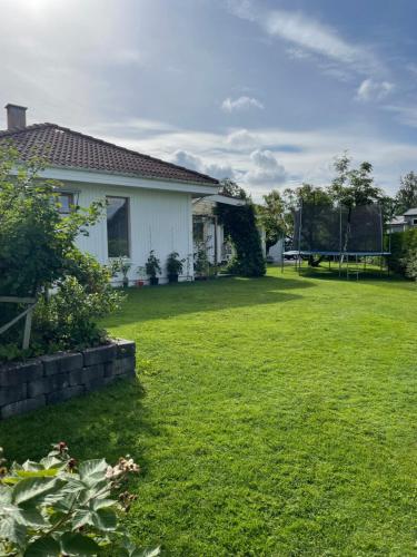 a yard with a house and a basketball hoop at Holiday home close to forest, lake and skiing in Ulricehamn