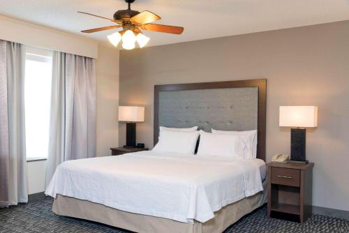 1 dormitorio con 1 cama blanca grande y 2 lámparas en Homewood Suites by Hilton Indianapolis Airport / Plainfield, en Plainfield