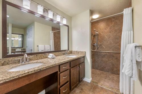 Phòng tắm tại Hilton Vacation Club Mystic Dunes Orlando