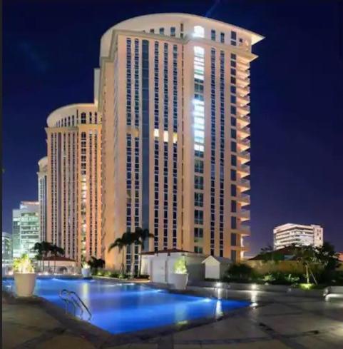 Πισίνα στο ή κοντά στο Luxury BGC Condo in Taguig, McKinley - Covered Parking and WiFi FREE