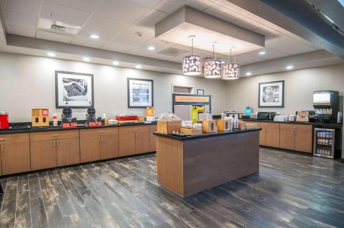 een lobby van een winkel met een kassierasteryasteryasteryasteryasteryasteryasteryastery bij Hampton Inn & Suites Ridgeland in Ridgeland