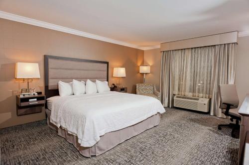 里奇兰Hampton Inn & Suites Ridgeland的有一张大床和一扇窗户的酒店房间