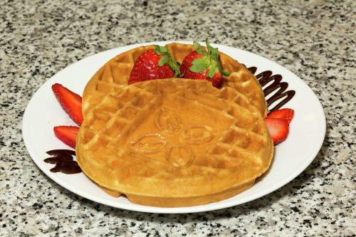 un plato con un gofre con fresas. en Hilton Garden Inn Jacksonville Airport, en Jacksonville