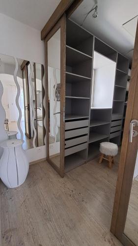 Habitación con espejo, mesa y jarrón en Très belle villa piscine jacuzzi grande propriété 10 pers, en Belgodère