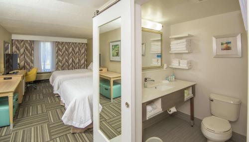 a hotel room with a bed and a bathroom at Hampton Inn Jacksonville South/I-95 at JTB in Jacksonville