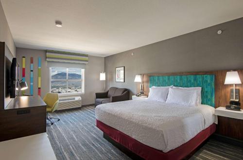 Habitación de hotel con cama y TV en Hampton Inn by Hilton Kamloops, en Kamloops