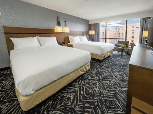 ジェームズタウンにあるDoubletree By Hilton Jamestown, Nyのベッド2台と机があるホテルの部屋