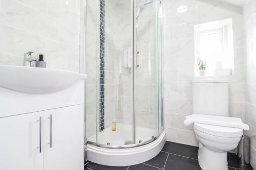 W łazience znajduje się prysznic, toaleta i umywalka. w obiekcie NEW BUILD house with GATED DRIVEWAY! FREE wifi! w Luton